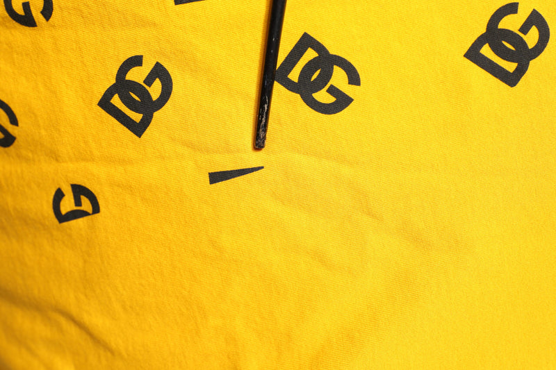 Gekropt T-shirt van Dolce &amp; Gabbana in geel katoen met DG-logo print.