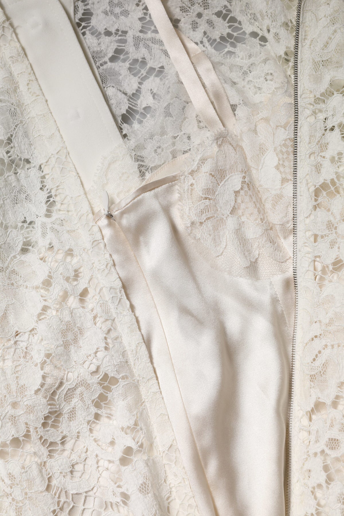 Dolce & Gabbana Robe A-ligne en Dentelle Florale Blanche à Manches Longues