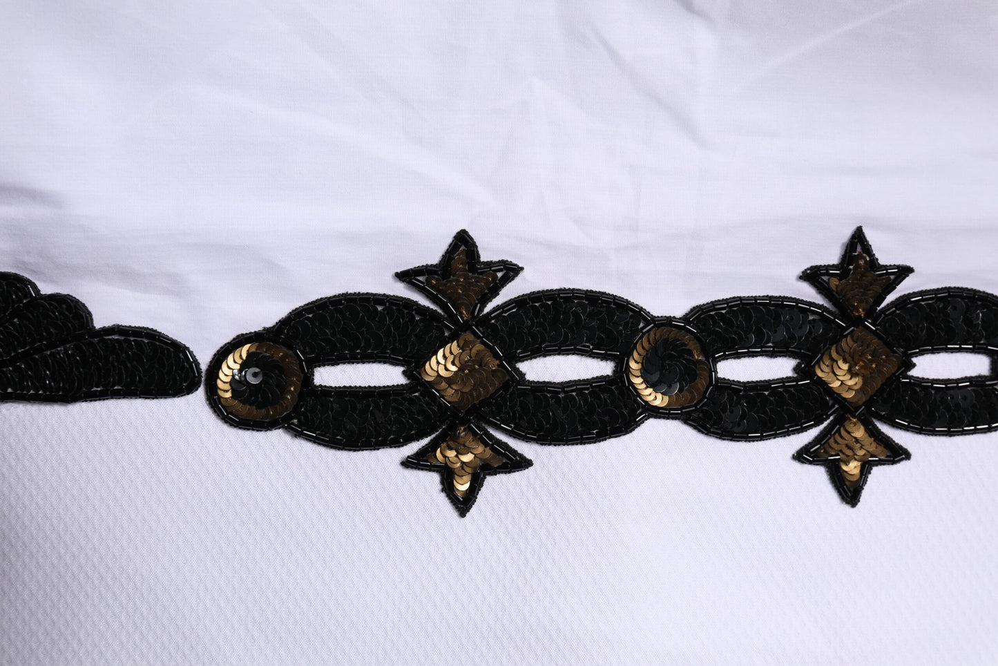 Chemise de cérémonie pour homme Dolce & Gabbana blanche, ornée de paillettes dorées.