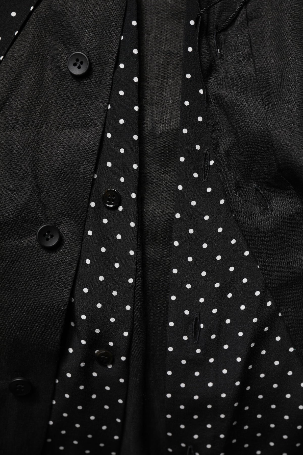Chemise décontractée à col et nœud à pois noirs de Dolce &amp; Gabbana