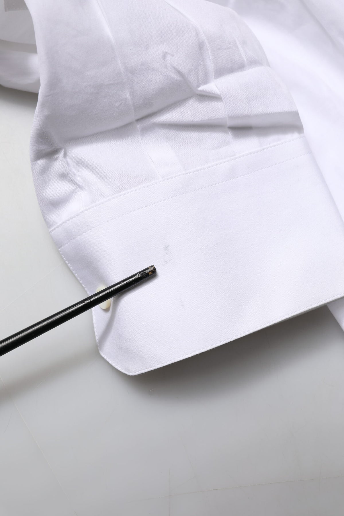 Chemise habillée pour homme en popeline blanche avec col montant doré de Dolce &amp; Gabbana.