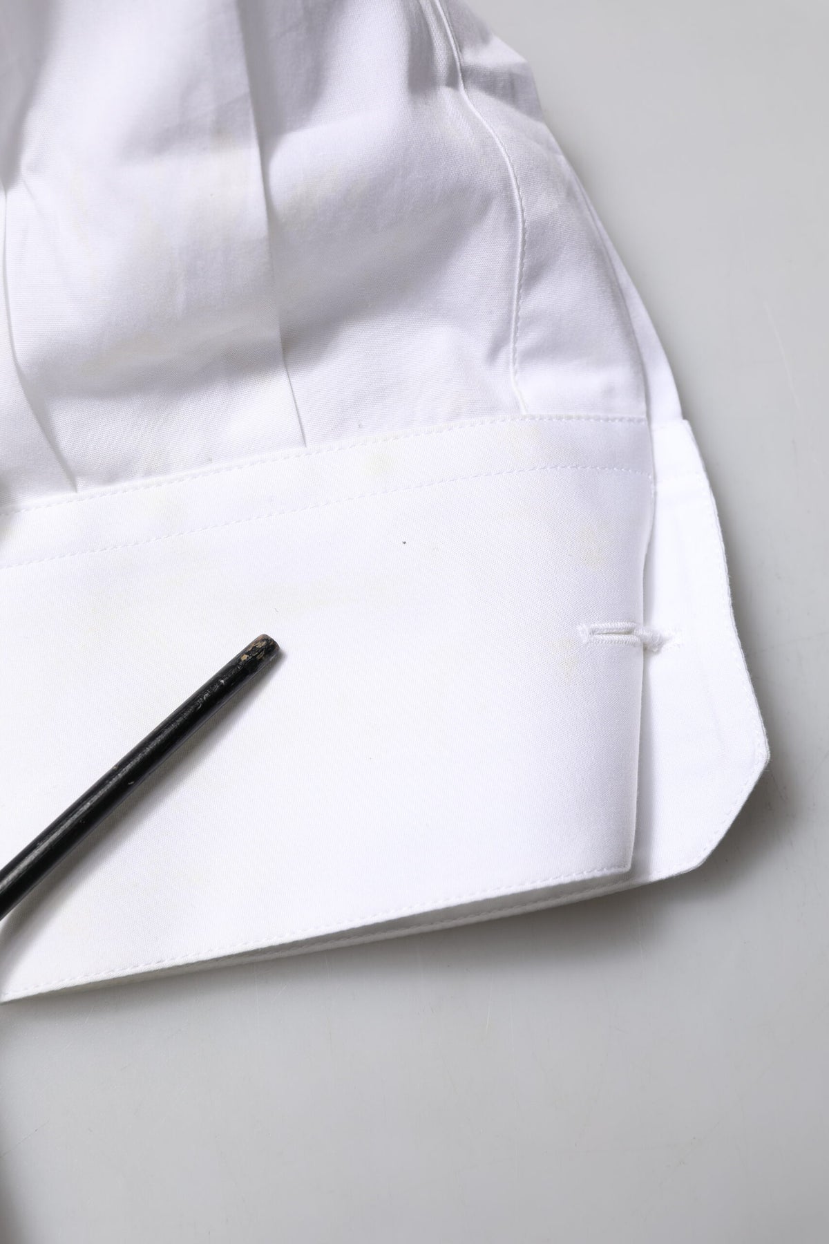 Chemise habillée pour homme en popeline blanche avec col montant doré de Dolce &amp; Gabbana.