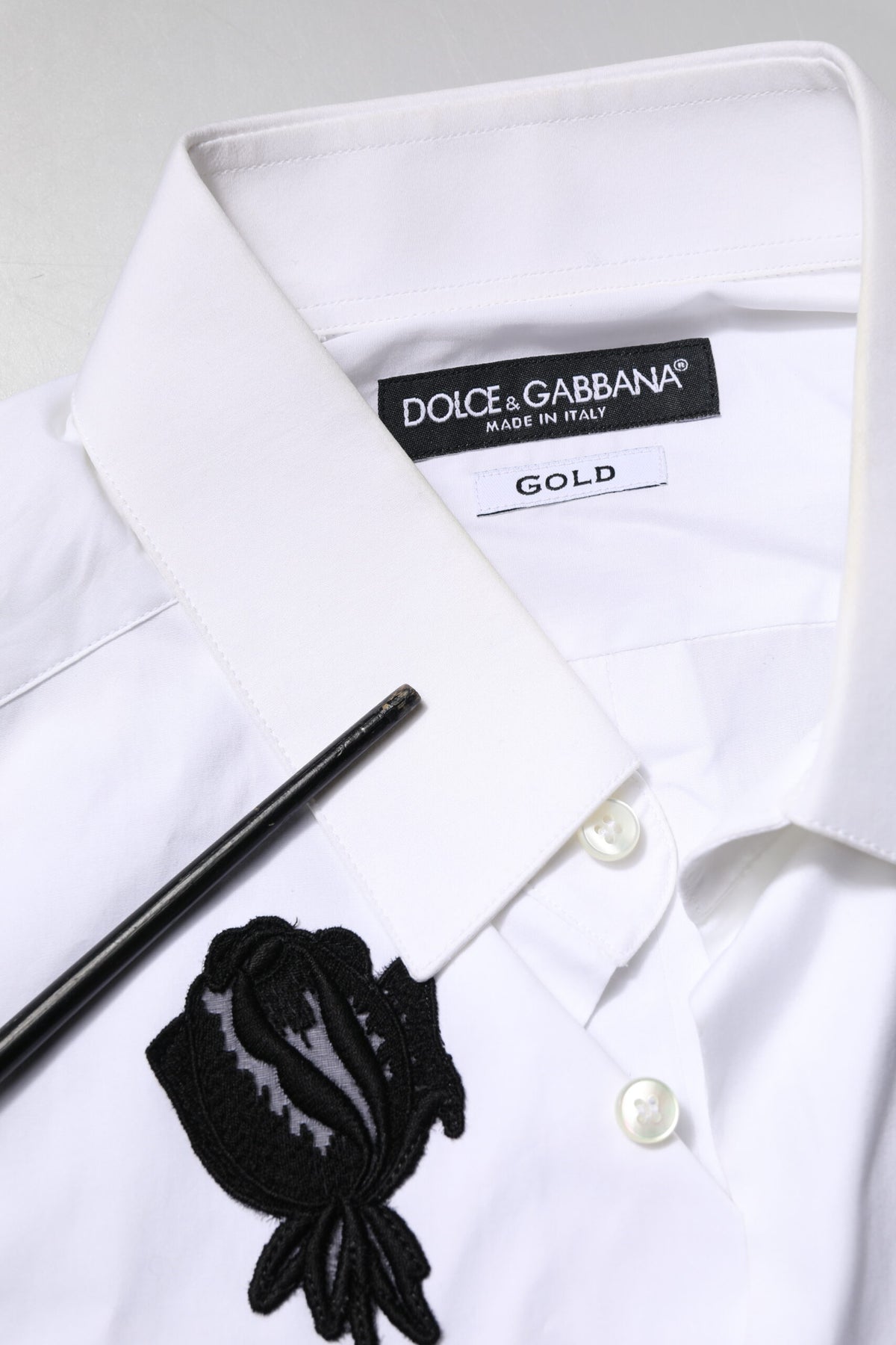 Chemise habillée homme dorée Dolce &amp; Gabbana, broderies florales blanches.