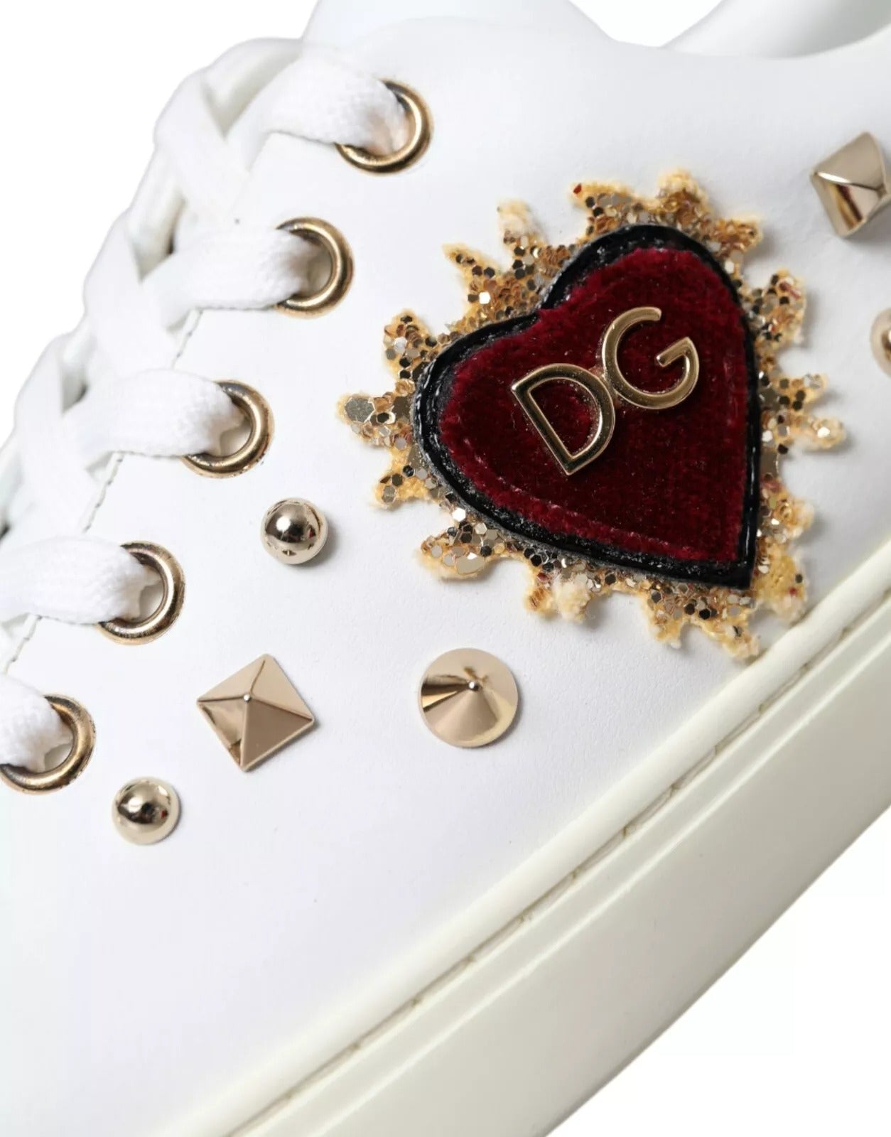 Dolce & Gabbana witte leren sneakers met gouden en rode hartjes