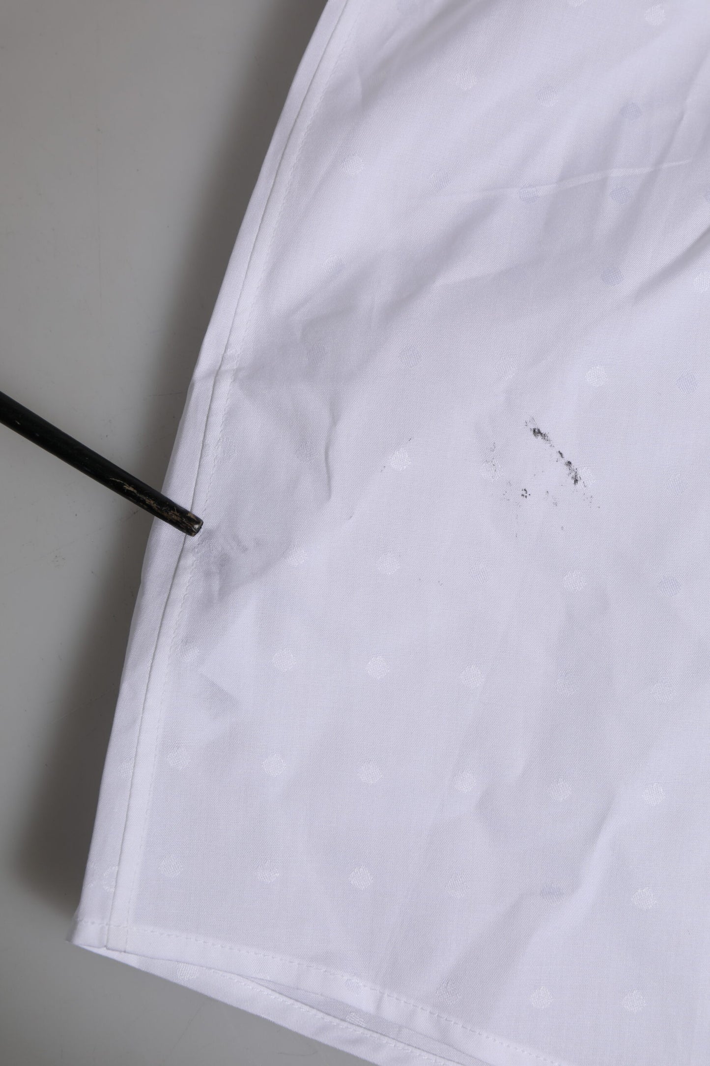 Dolce & Gabbana wit katoenen overhemd met gouden details en lange mouwen.