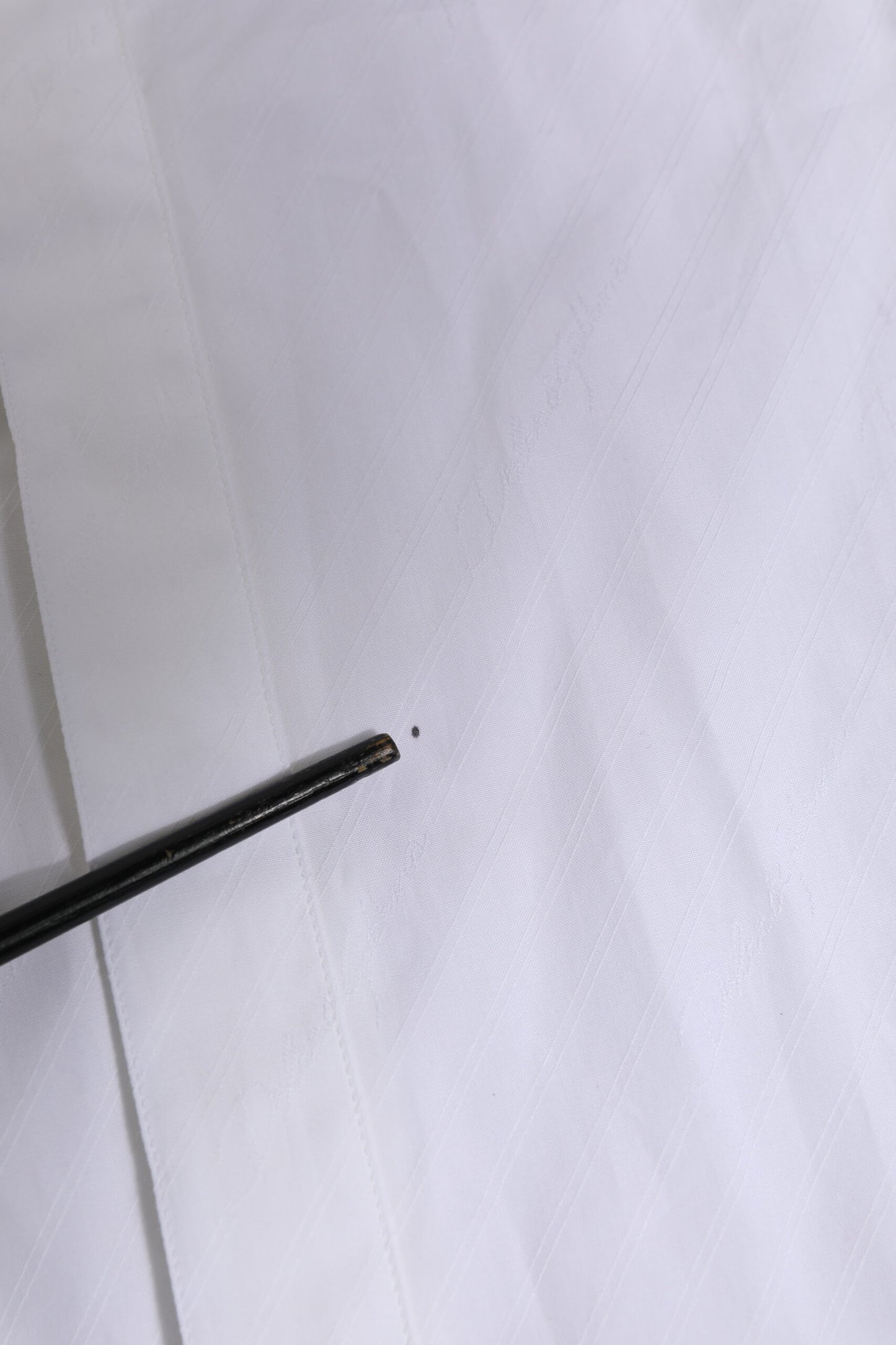 Dolce & Gabbana wit katoenen overhemd met gouden details en lange mouwen.