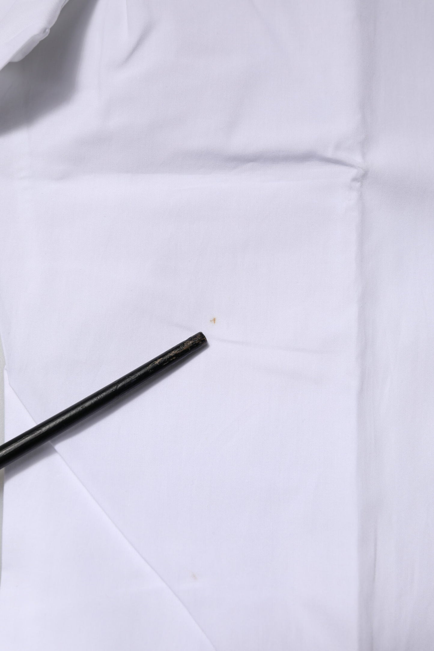 Dolce & Gabbana wit katoenen overhemd met gouden details en lange mouwen.