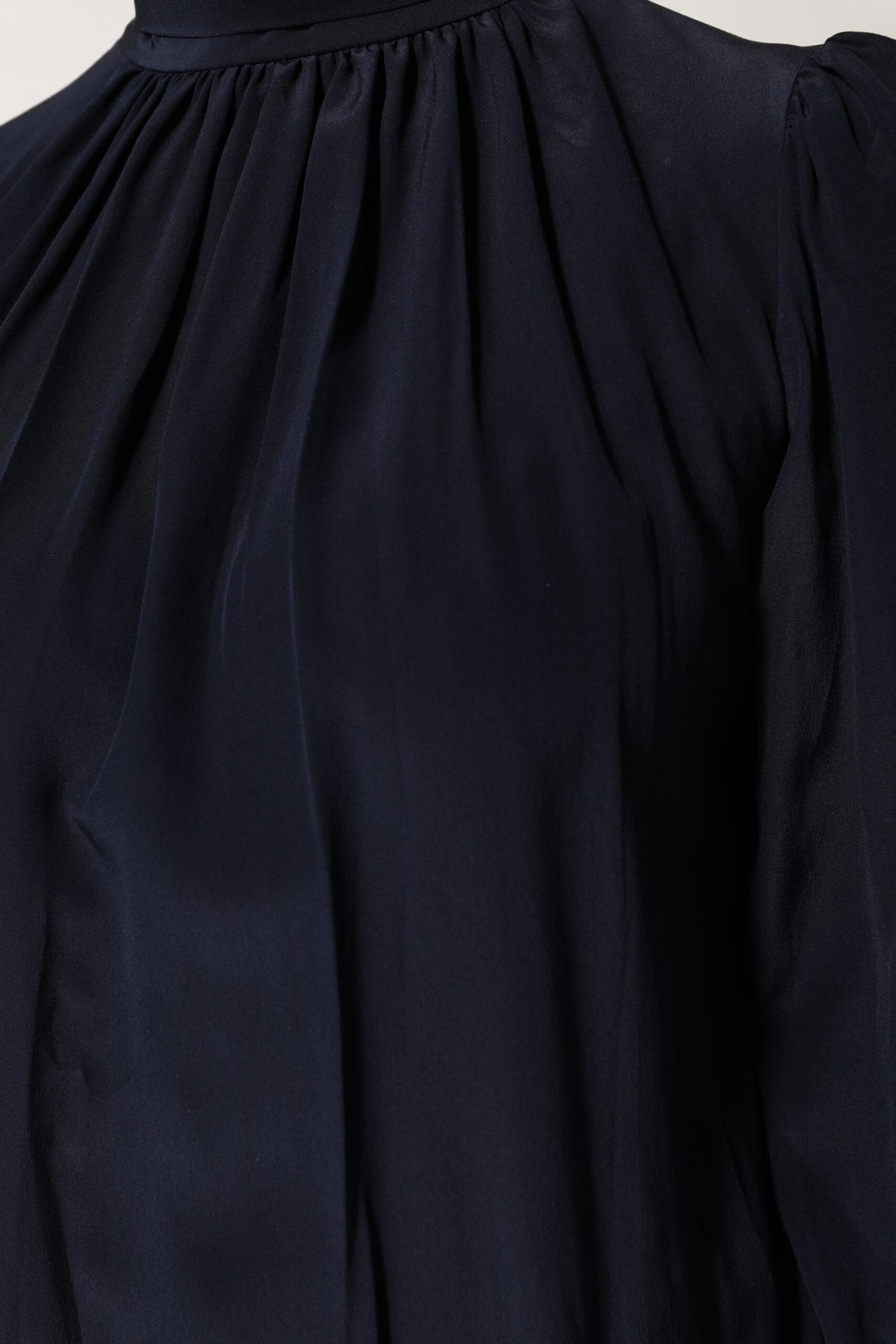 Dolce & Gabbana Blouse en Soie Bleue à Col Montant et Manches Longues