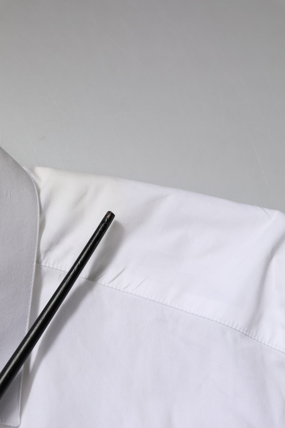 Chemise blanche en coton à manches longues, dorée, Dolce &amp; Gabbana.