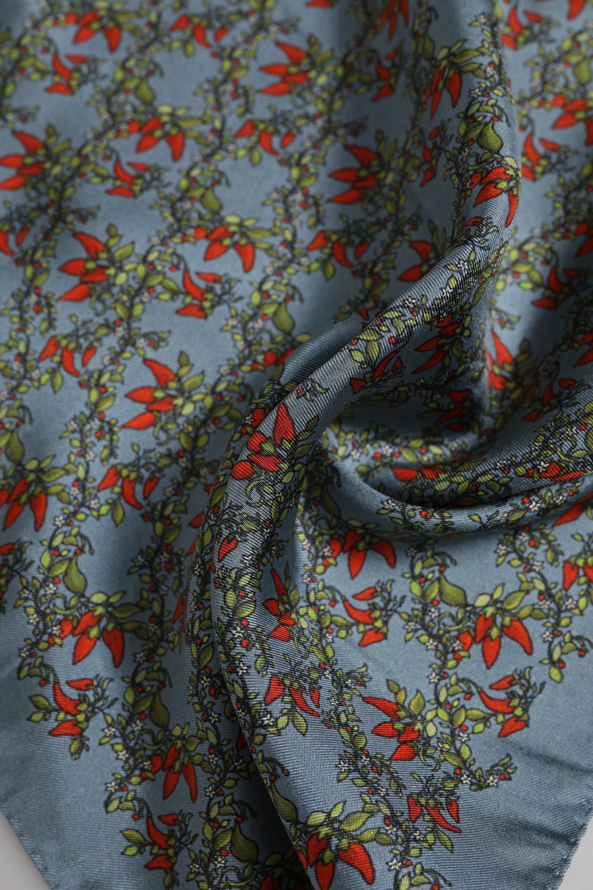 Foulard carré en soie Dolce &amp; Gabbana pour homme, motif piments gris