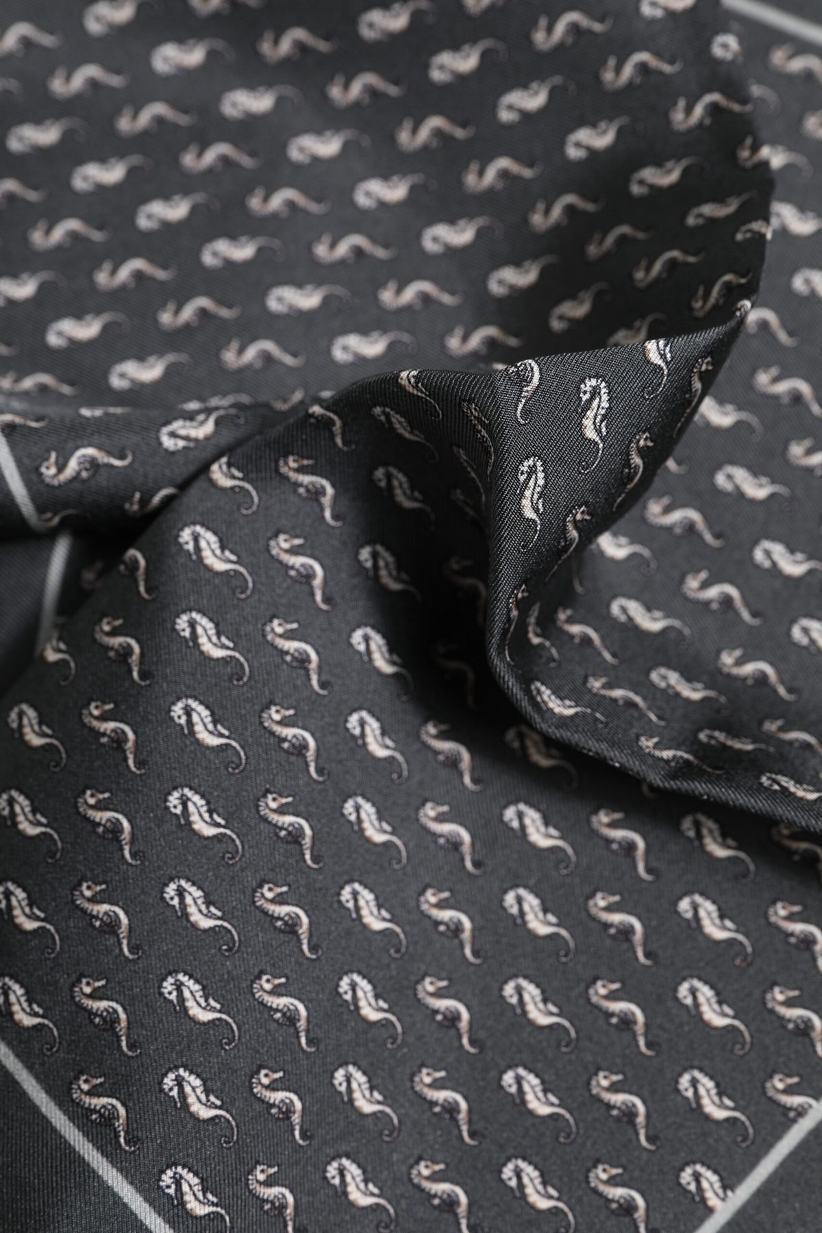Foulard carré en soie imprimé poisson noir Dolce &amp; Gabbana pour homme