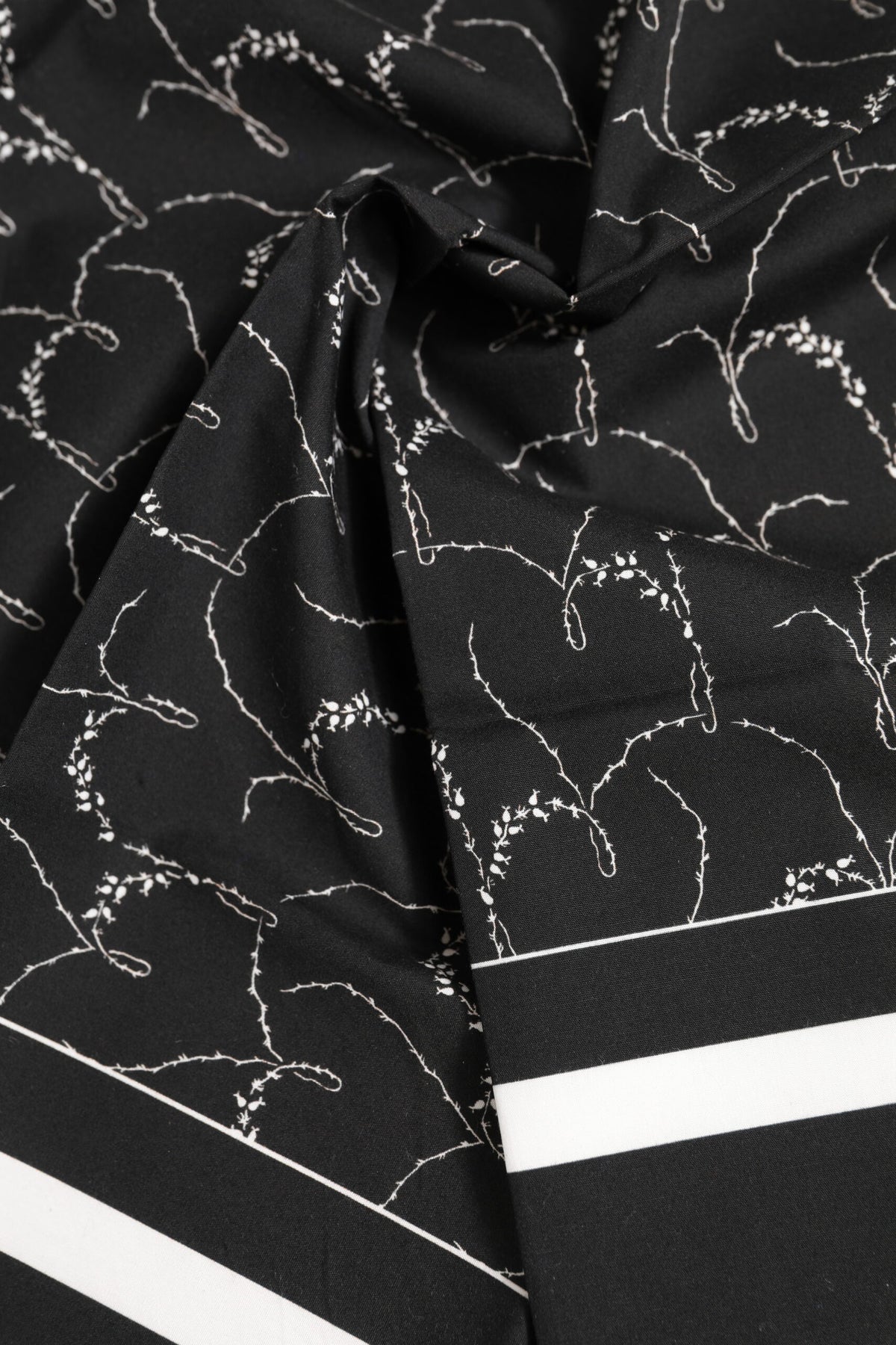 Foulard carré imprimé noir et blanc Dolce &amp; Gabbana pour homme