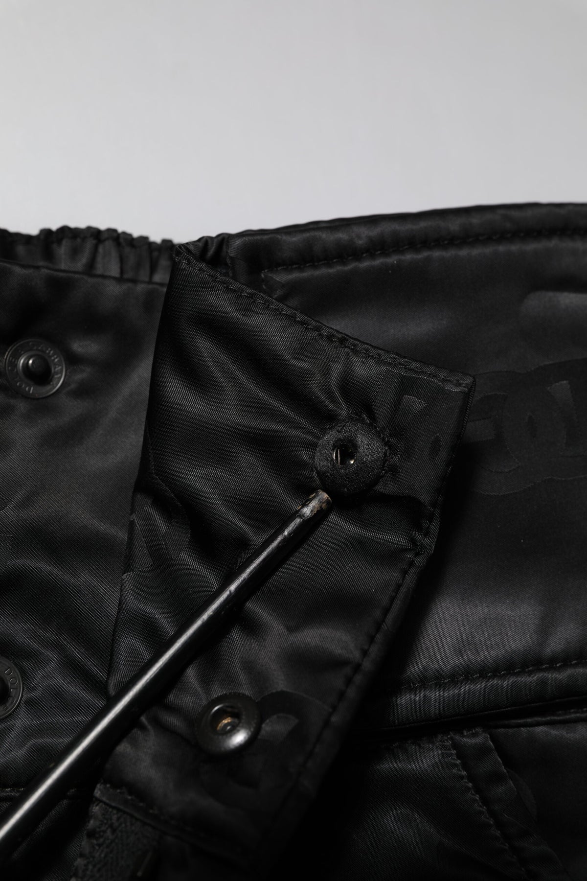Pantalon droit en nylon noir avec logo DG de Dolce &amp; Gabbana