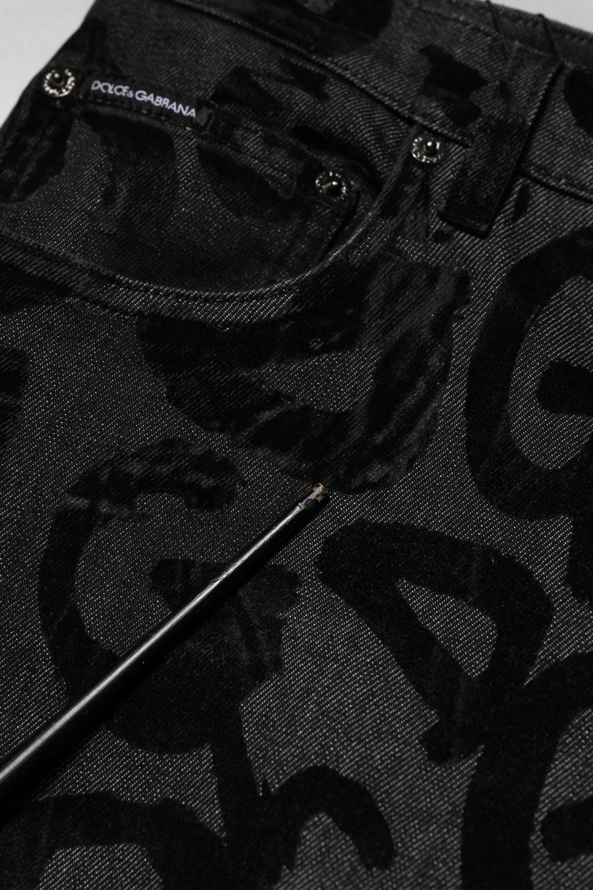 Jean droit en coton gris pour homme Dolce &amp; Gabbana avec logo DG.