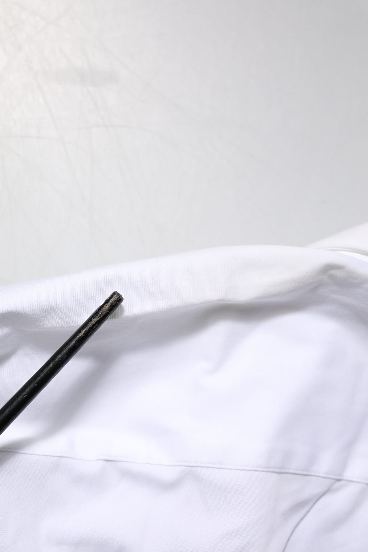 Chemise-haut en coton à col blanc et broderies dorées de Dolce &amp; Gabbana