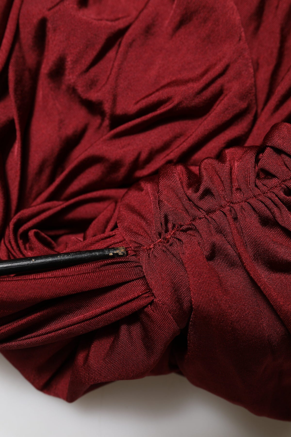 Dolce & Gabbana Robe Midi Fittée Rouge à Épaule Dénudée