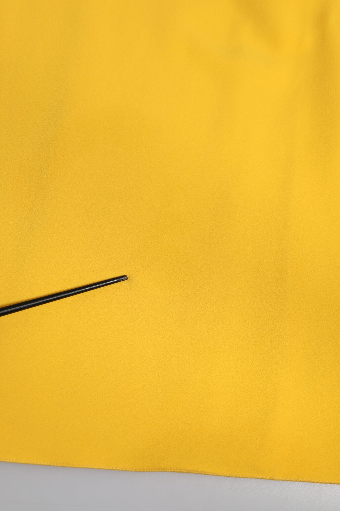 Robe fourreau jaune à épaule dénudée et fente latérale de Dolce & Gabbana