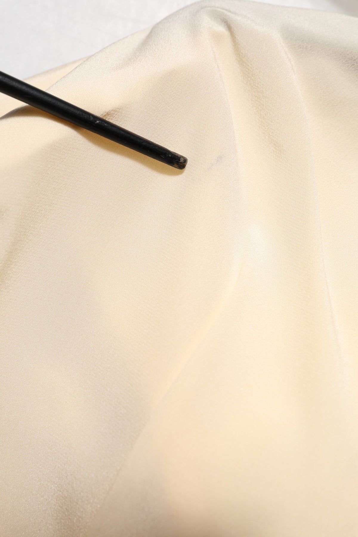 Dolce & Gabbana Blouse en Soie Jaune Clair avec Col Ascot
