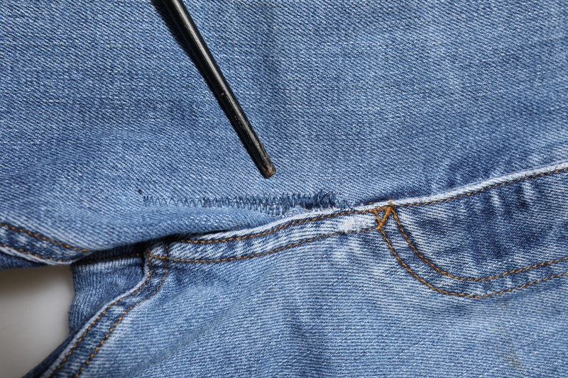 Jeans en jean bleu délavé et déchiré avec plaque logo Dolce &amp; Gabbana