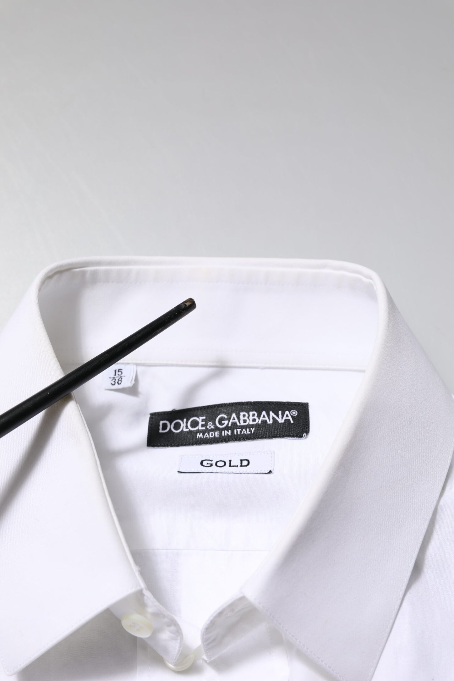 Dolce & Gabbana wit katoenen overhemd met gouden details en lange mouwen.