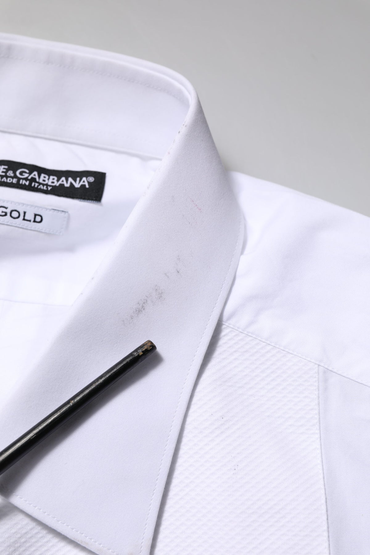 Chemise habillée blanche en popeline de coton à col montant de Dolce &amp; Gabbana, dorée.