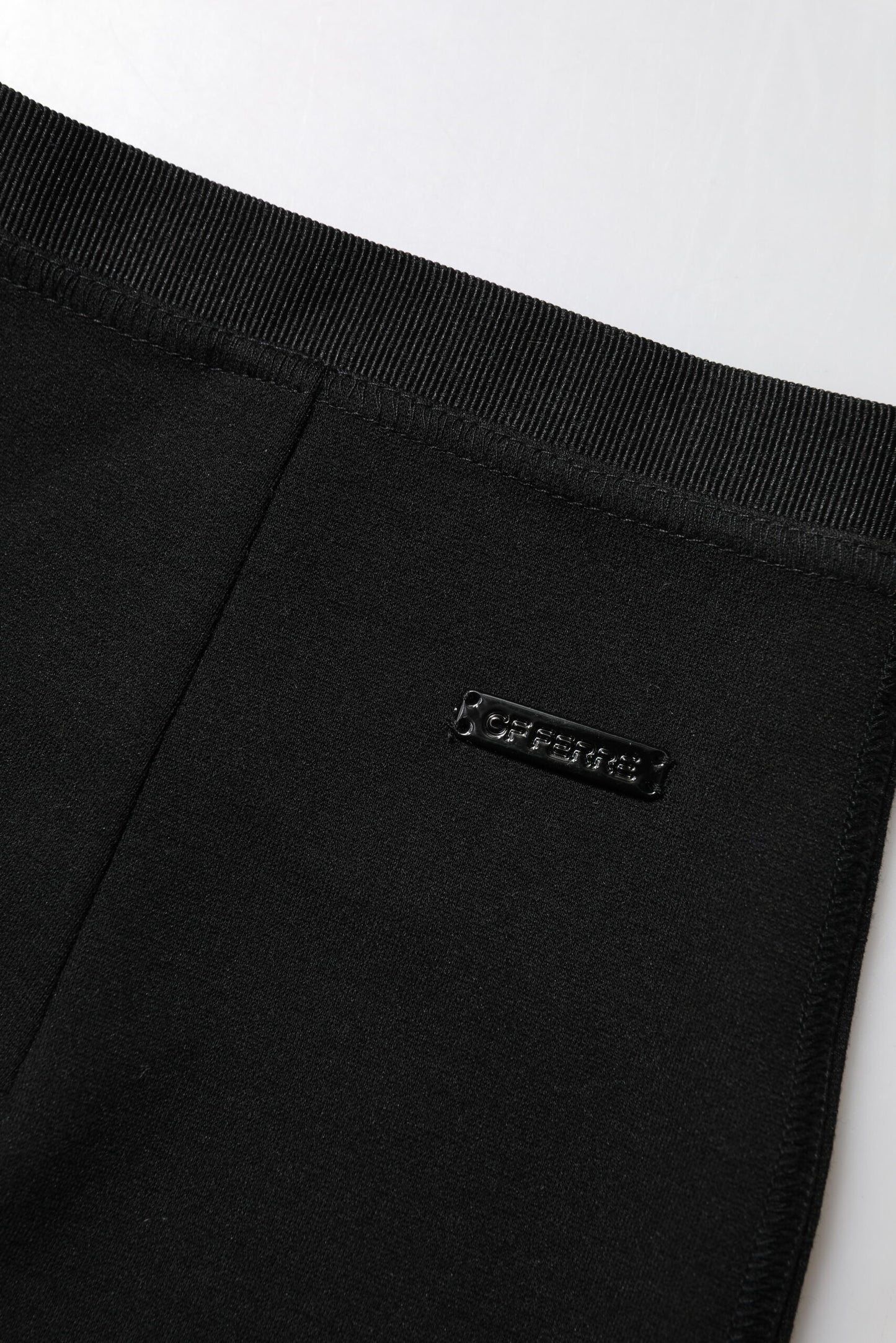 Jupe crayon noire en polyester de GF Ferre, longueur au genou.
