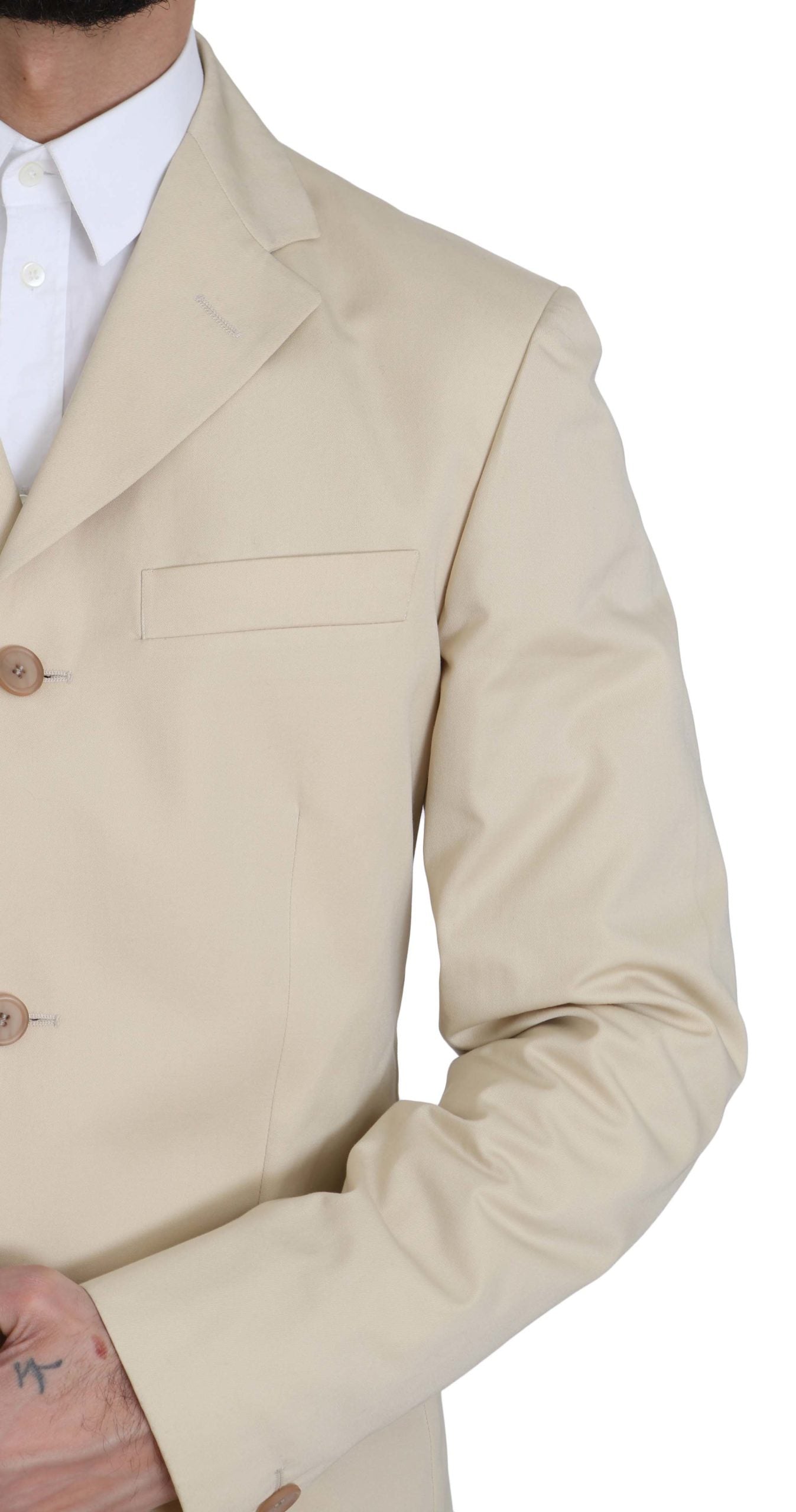 Costume deux pièces en coton beige uni, à trois boutons, de Romeo Gigli.