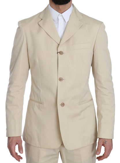 Costume deux pièces en coton beige uni, à trois boutons, de Romeo Gigli.