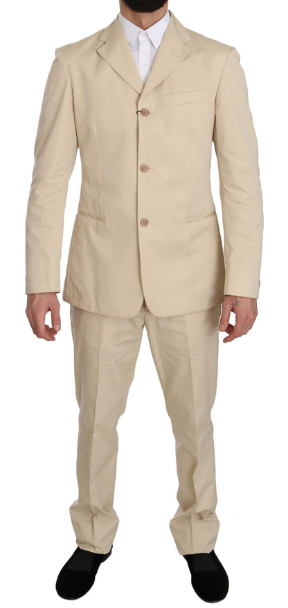 Costume deux pièces en coton beige uni, à trois boutons, de Romeo Gigli.
