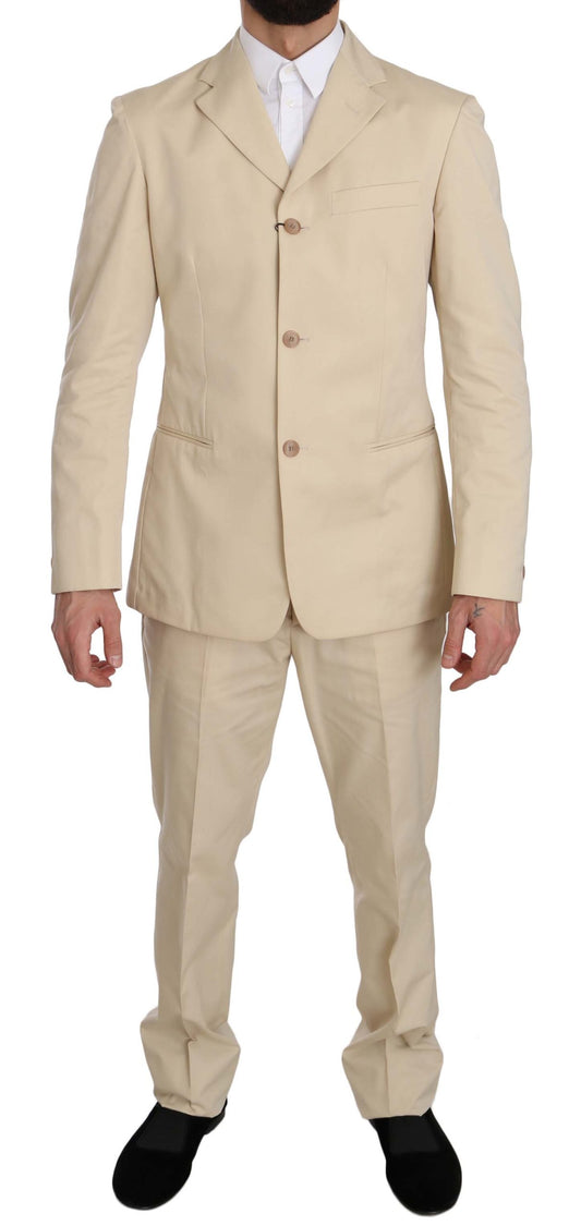 Costume deux pièces en coton beige uni, à trois boutons, de Romeo Gigli.
