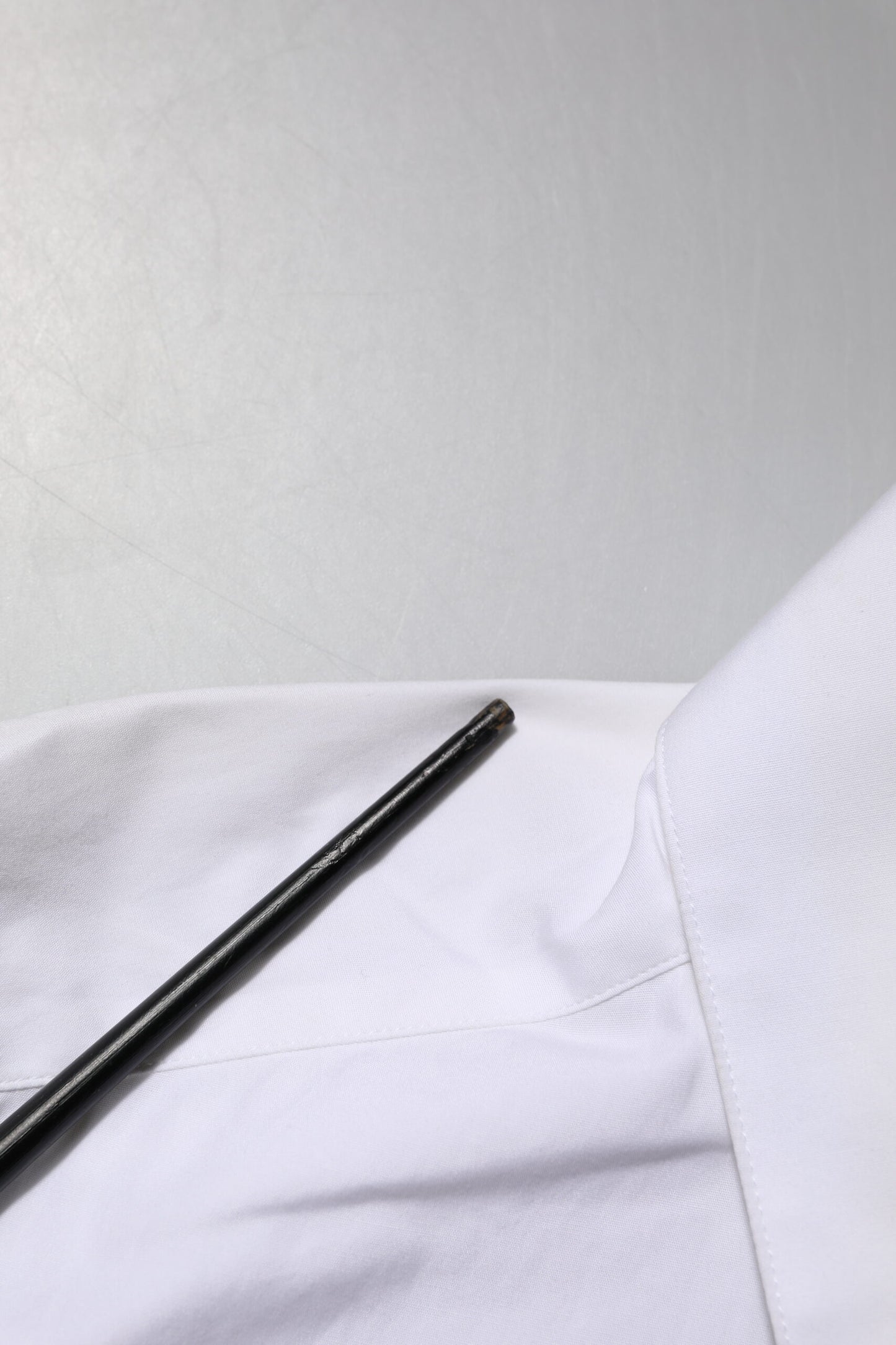 Haut chemisier à col et ornements en cristaux blancs de Dolce & Gabbana