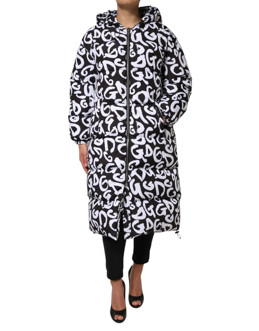 Dolce & Gabbana, manteau long à capuche noir et blanc, motif DG Mania.