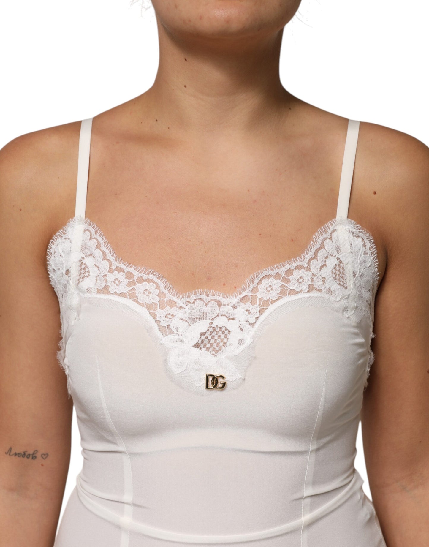 Vêtements de nuit Dolce & Gabbana : robe en soie blanche à dentelle dorée avec logo DG.