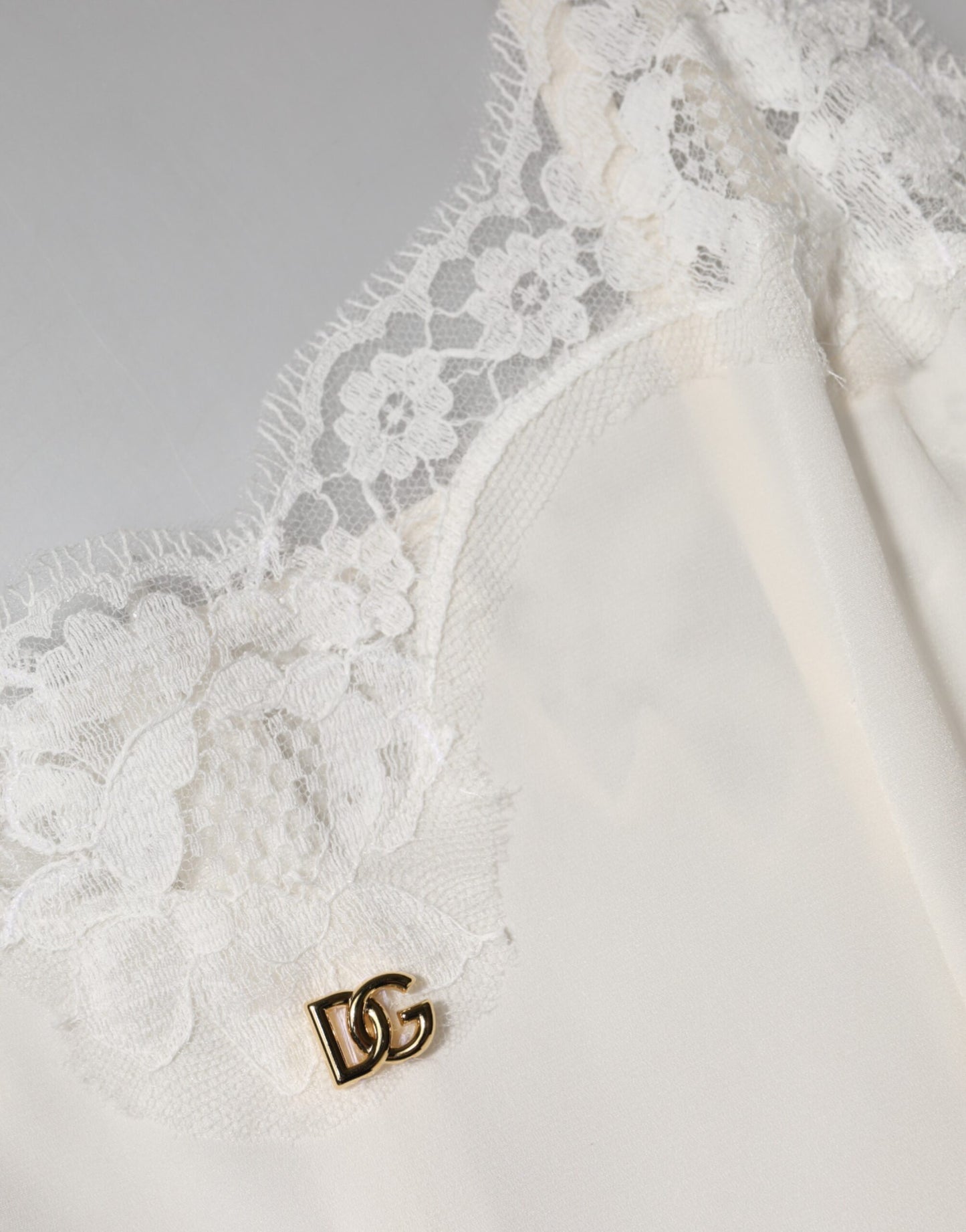 Vêtements de nuit Dolce & Gabbana : robe en soie blanche à dentelle dorée avec logo DG.