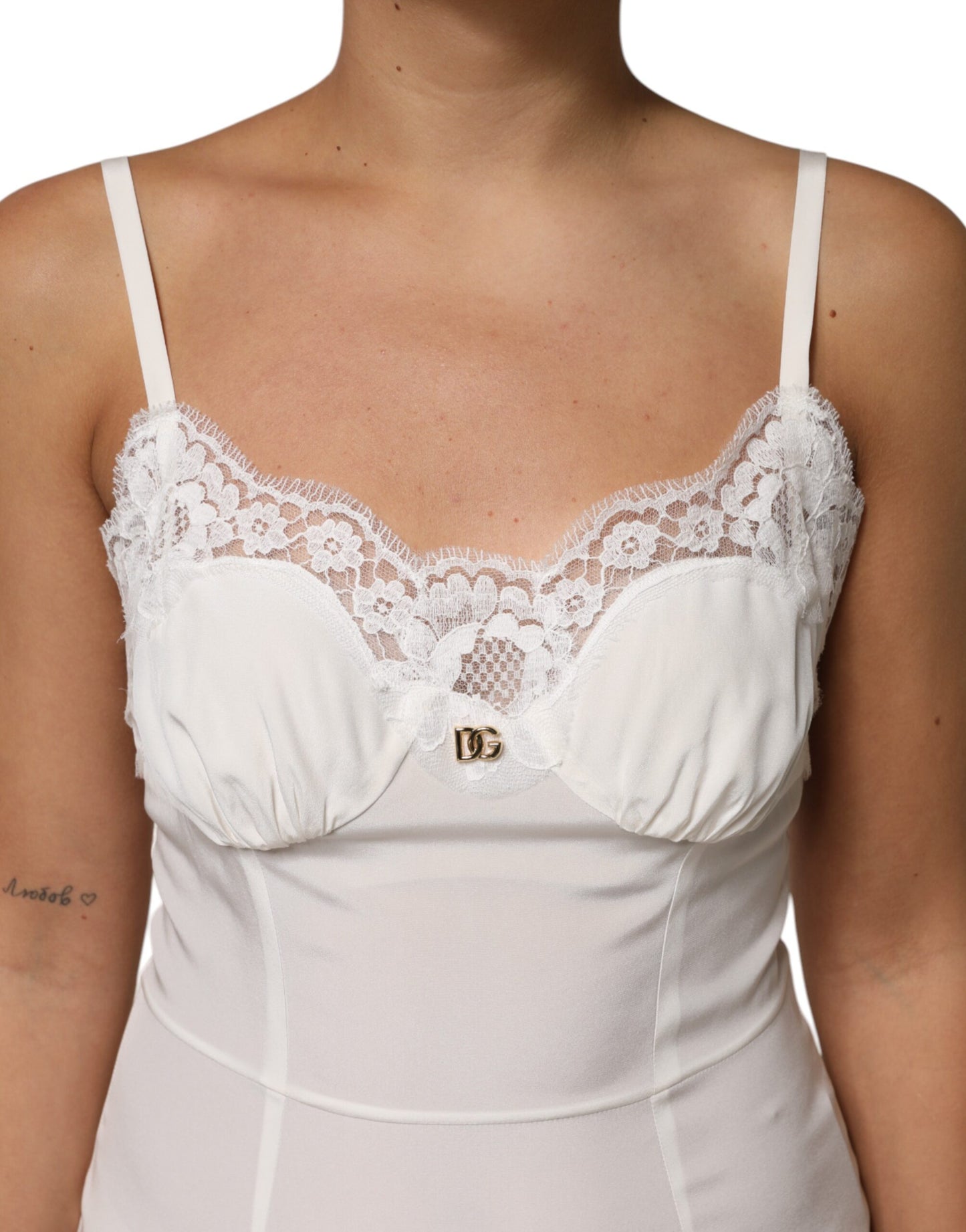 Vêtements de nuit en soie Dolce & Gabbana, dentelle blanche, logo DG.