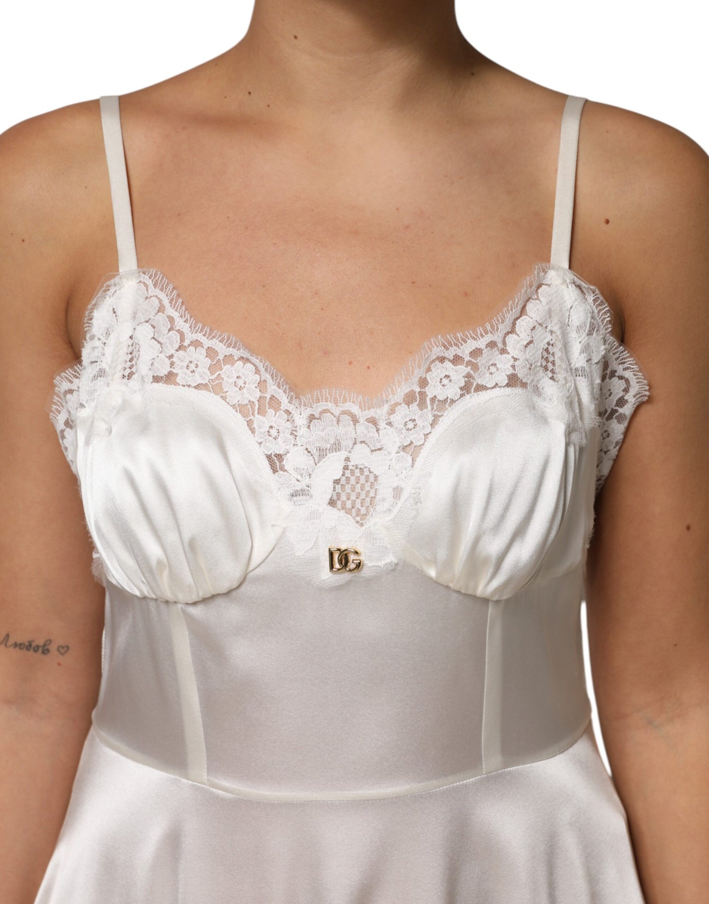 Vêtements de nuit en soie Dolce & Gabbana, dentelle blanche, logo DG.
