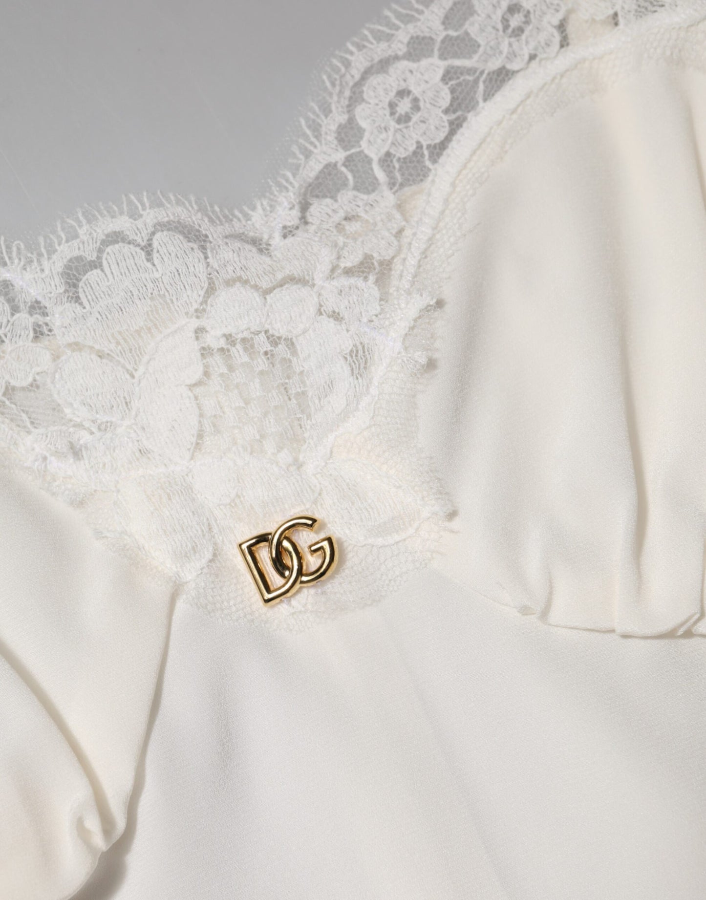 Vêtements de nuit Dolce & Gabbana : robe en soie blanche à dentelle dorée avec logo DG.