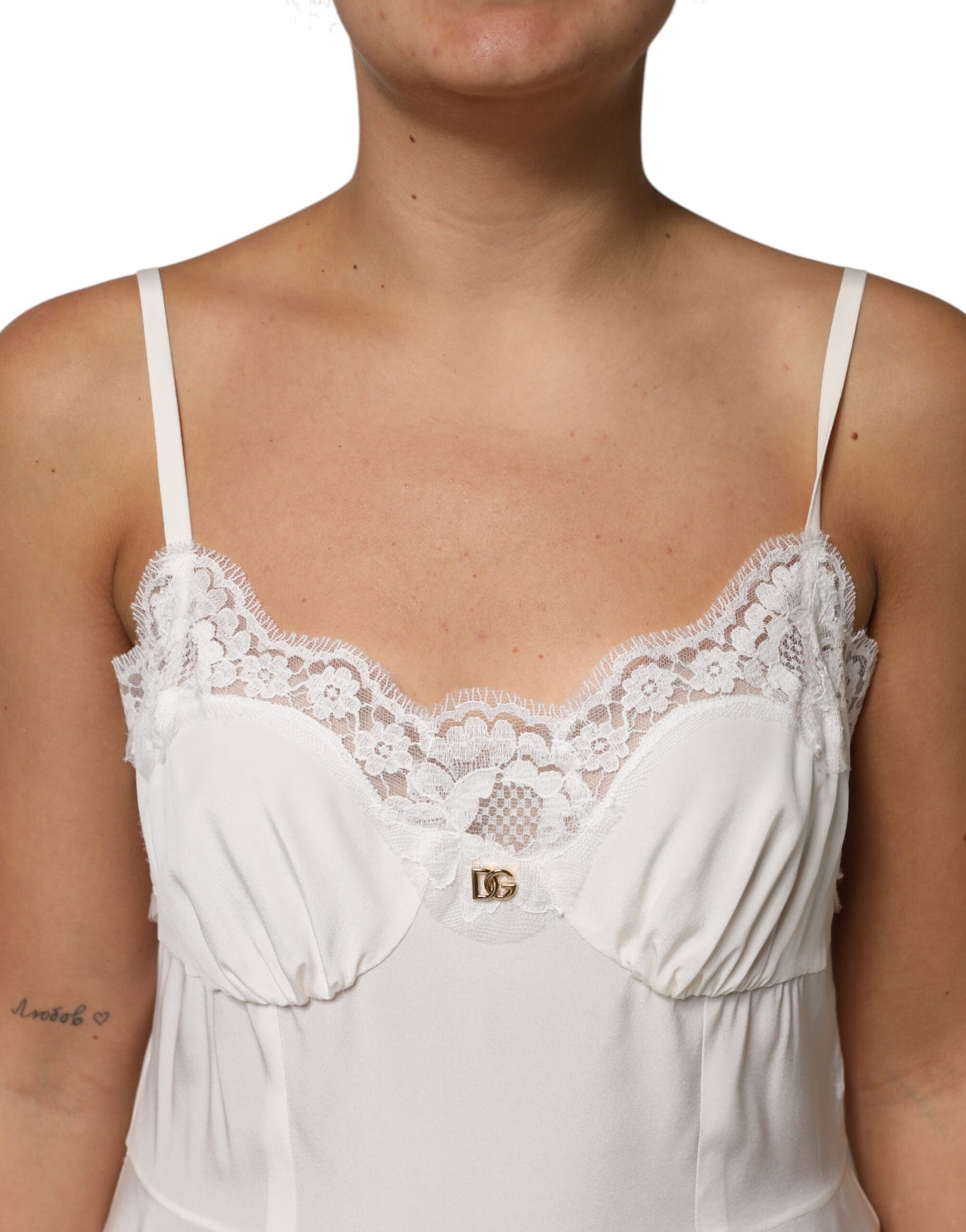 Vêtements de nuit Dolce & Gabbana : robe en soie blanche à dentelle dorée avec logo DG.