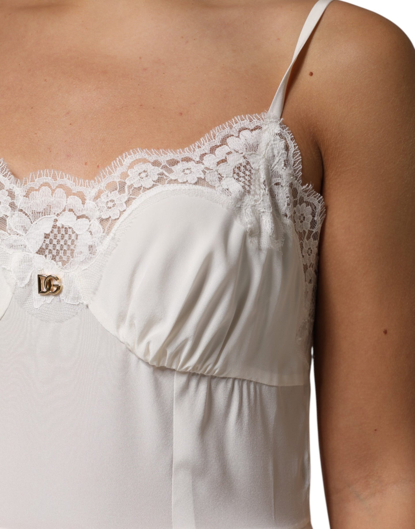 Vêtements de nuit Dolce & Gabbana : robe en soie blanche à dentelle dorée avec logo DG.