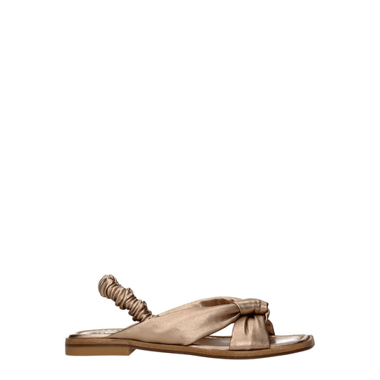 Gouden leren platte sandalen van Stuart Weitzman