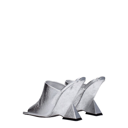 De grijze leren platformsschoenen van The Attico