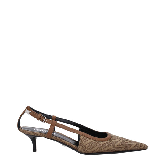 Versace pumps van beige stof met een gemiddelde hak.