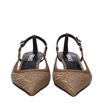 Versace pumps van beige stof met een gemiddelde hak.