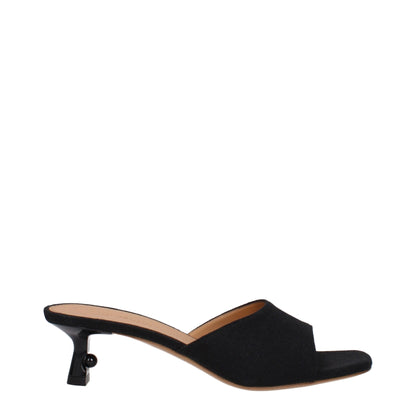 Platte sandalen van linnen in gebroken wit en zwart.