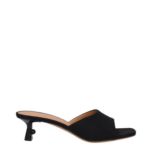 Platte sandalen van linnen in gebroken wit en zwart.