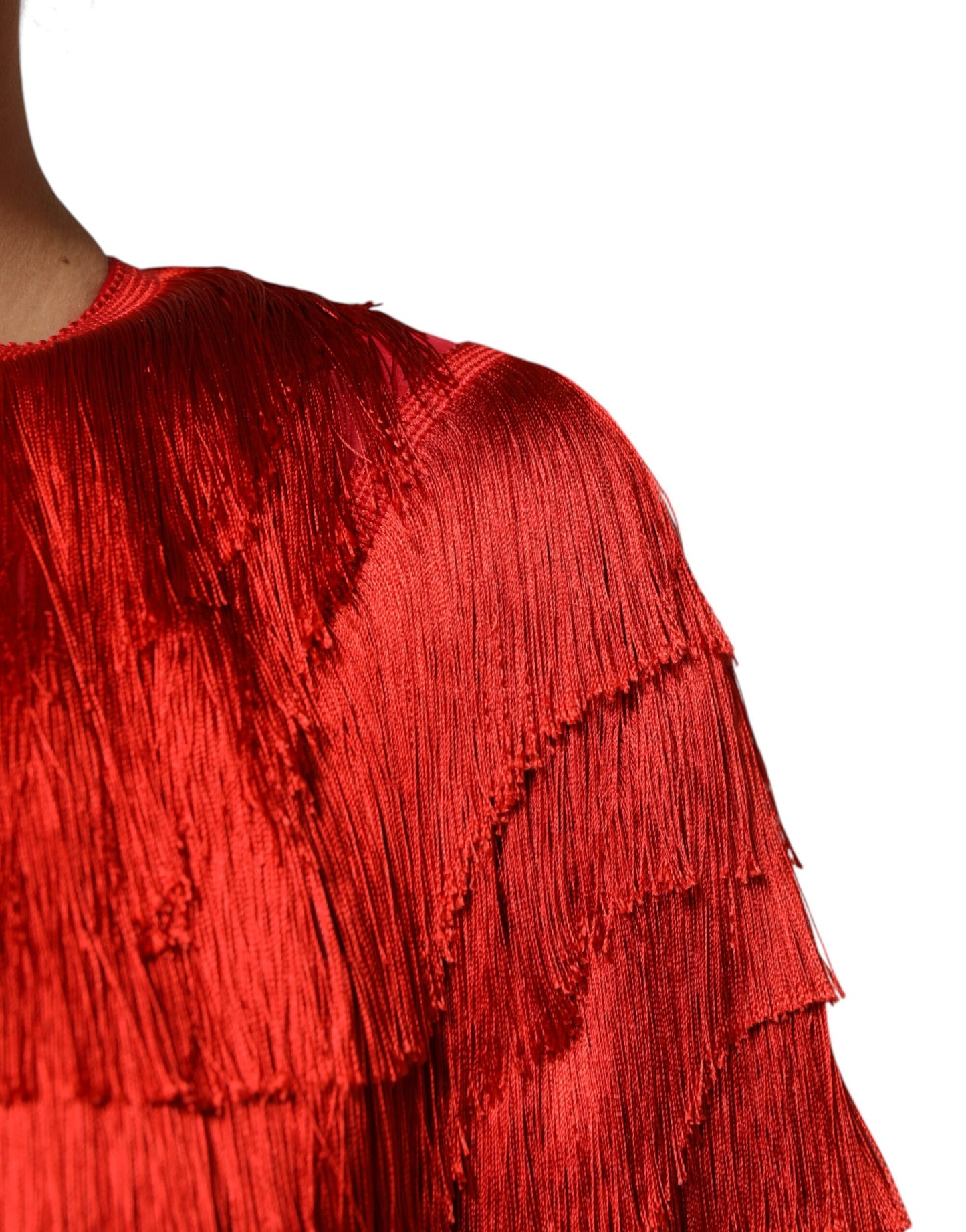 Robe portefeuille à franges et volants en soie rouge de Dolce &amp; Gabbana, longueur genou.