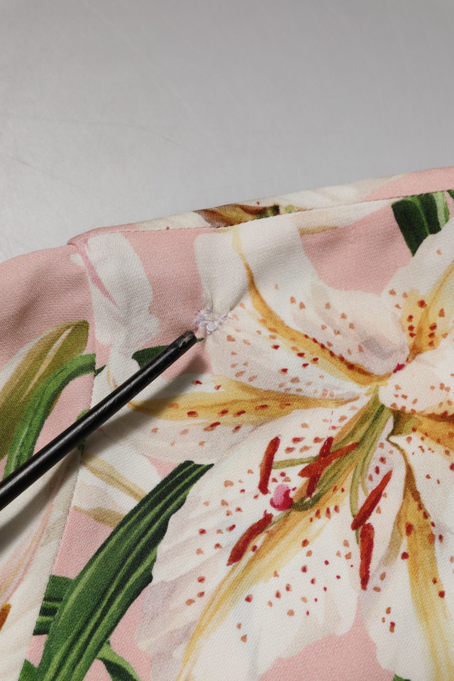 Blouse à col rond Dolce &amp; Gabbana rose à imprimé de lys