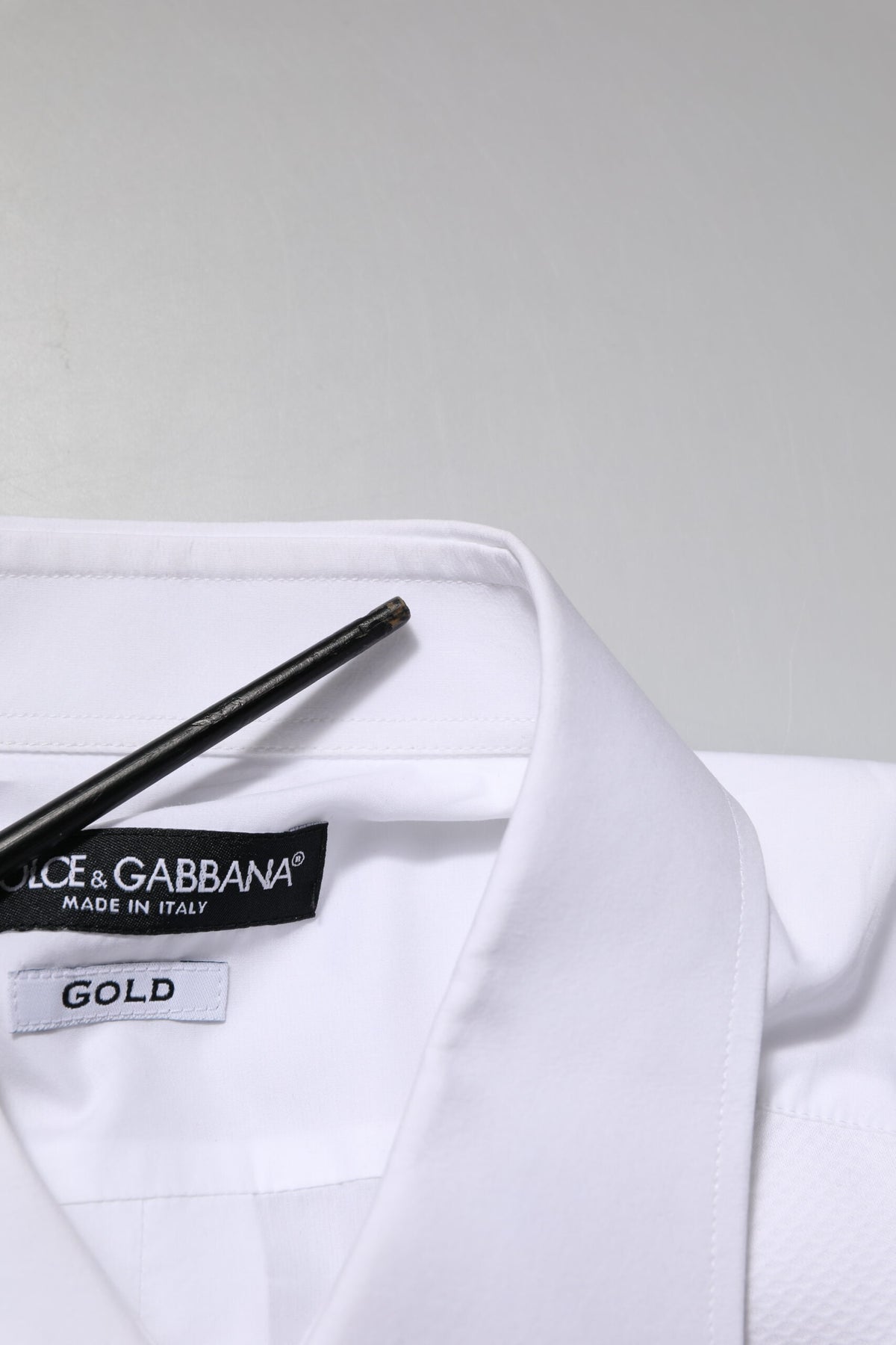 Chemise habillée pour homme en popeline de coton blanche à collet italien de Dolce &amp; Gabbana, dorée.