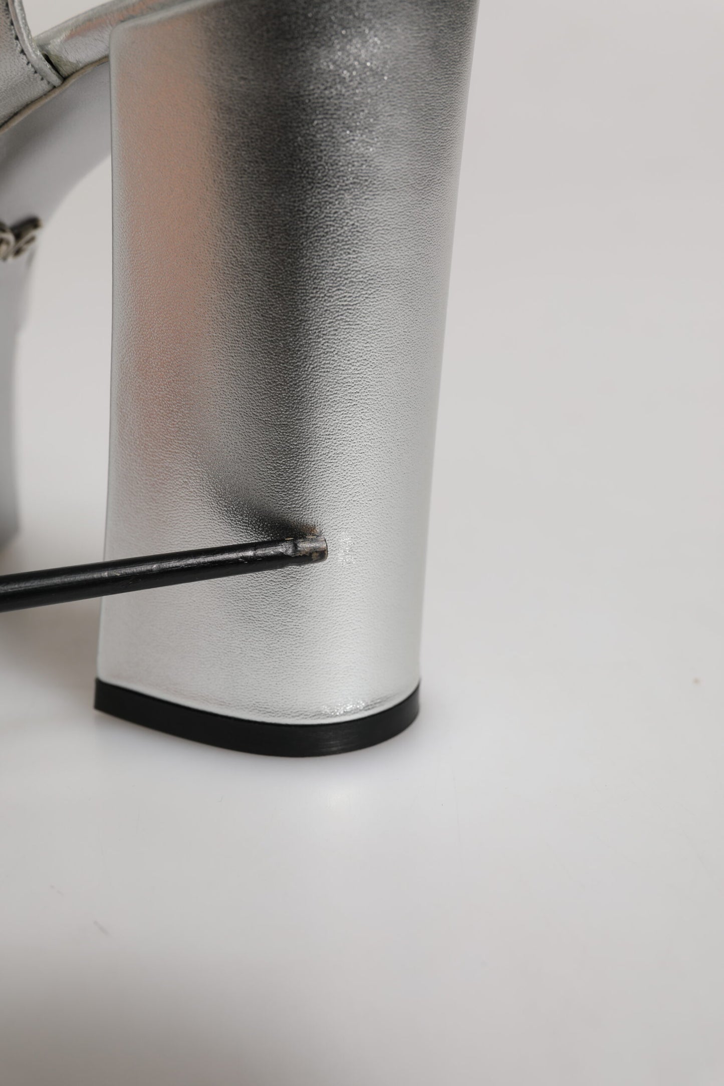 Sandales à talons argentées avec logo et bride de cheville Dolce & Gabbana