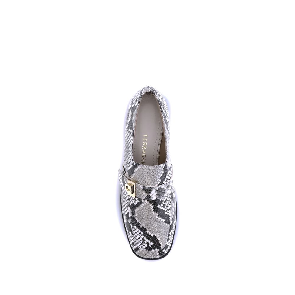 Ferragamo leren loafers met pythonprint